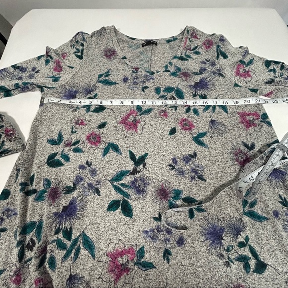 2 for$15 Lane Bryant Gray Floral Long Sleeve V-neck Top - Picture 9 of 11